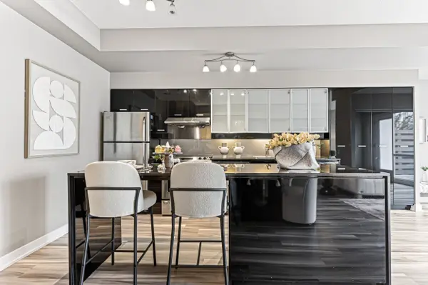 19 Singer CT #Th2, Toronto C15, ON M2K 0B2