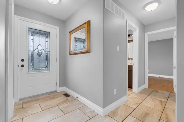 30 Jodies LN, Springwater, ON L0L 1X1