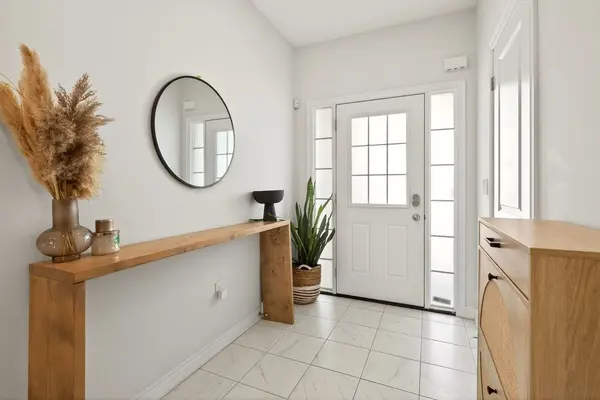 74 Bobolink RD, Hamilton, ON L9A 2P5