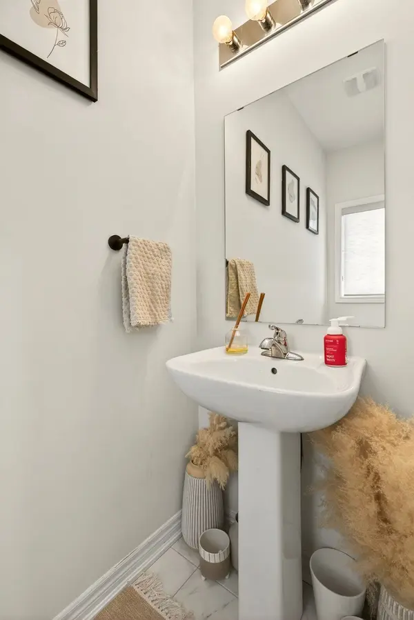 74 Bobolink RD, Hamilton, ON L9A 2P5