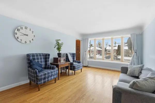 940 Brucedale AVE E, Hamilton, ON L8T 1L9