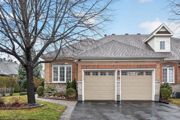 19 Goldora Private, Kanata, ON K2T 1K8