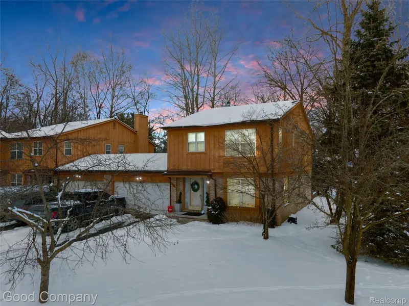 20988 Foxtree CT, Southfield, MI 48075