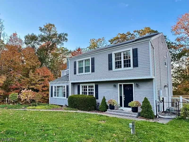 18 Hover Dr, Mount Arlington Boro, NJ 07856