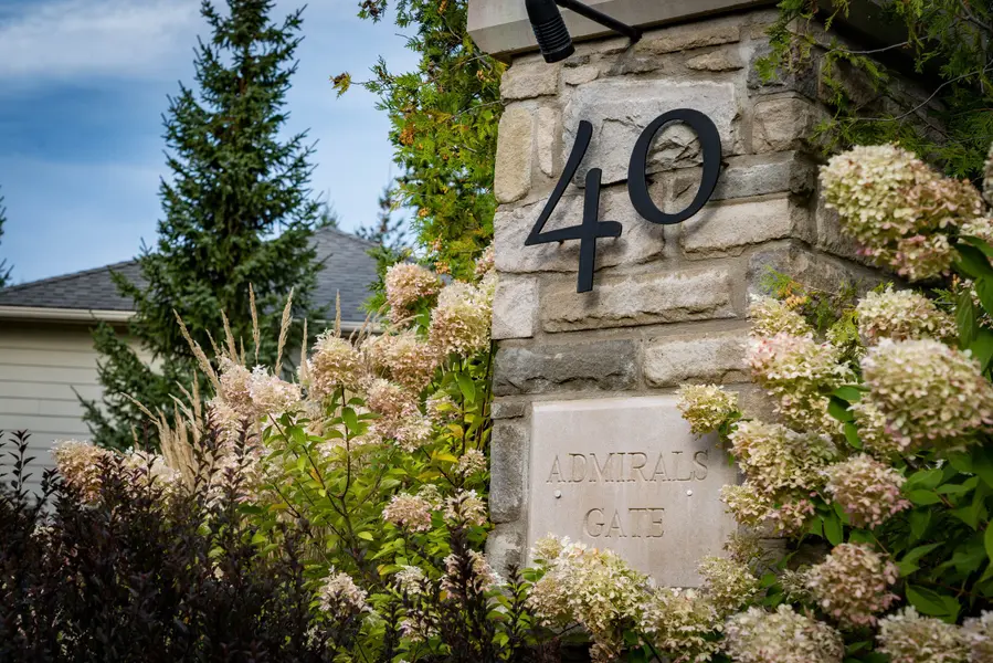 40 Trott BLVD #104, Collingwood, ON L9Y 5K5