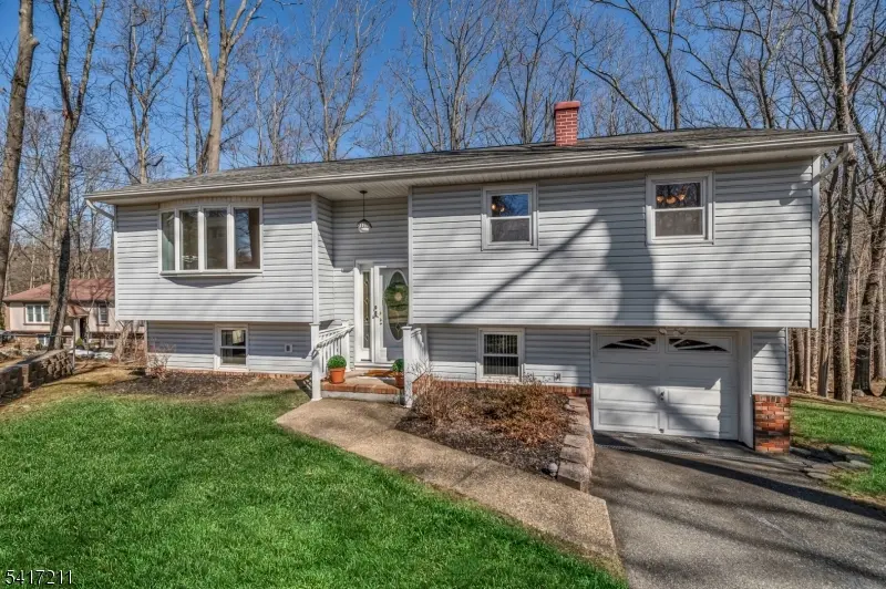 14 Forsgate Dr, Ringwood Boro, NJ 07456