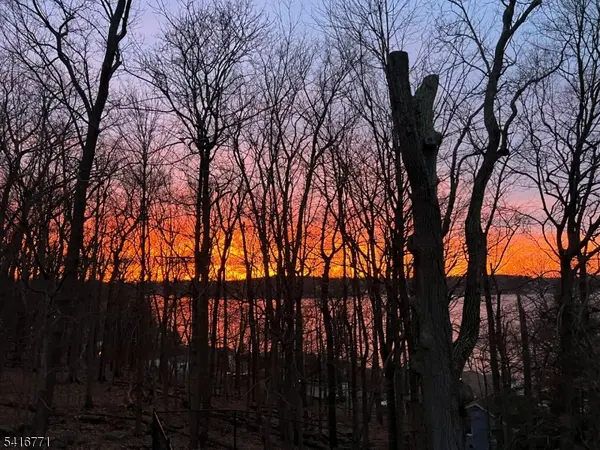 18 Hover Dr, Mount Arlington Boro, NJ 07856