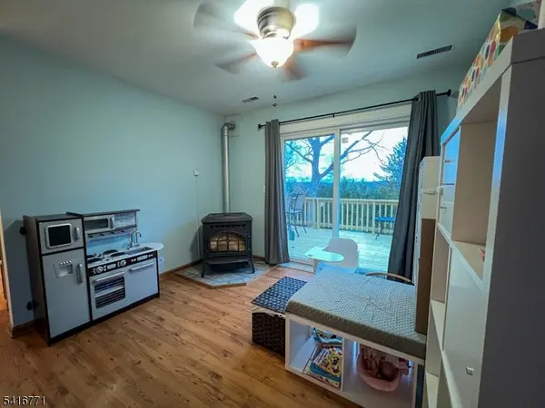 18 Hover Dr, Mount Arlington Boro, NJ 07856