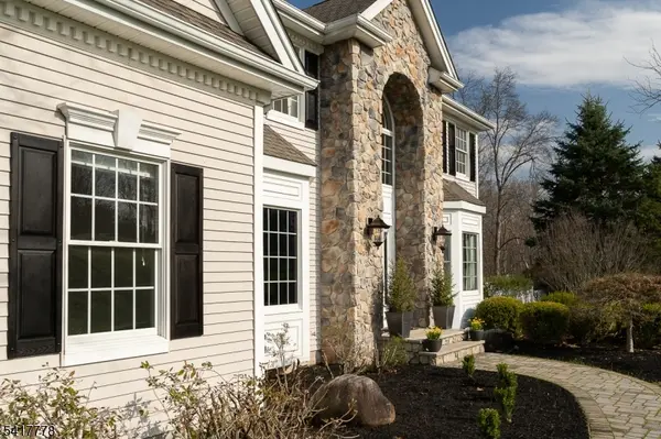 9 Partridge Ln, Holland Twp., NJ 08848