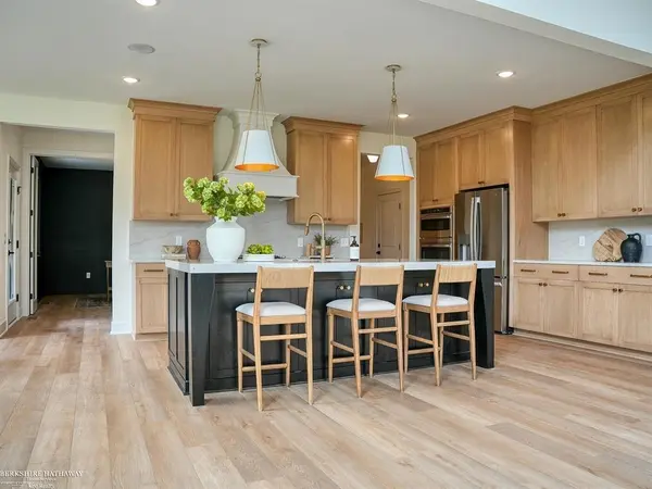 24610 Sawgrass DR, Macomb Twp, MI 48042