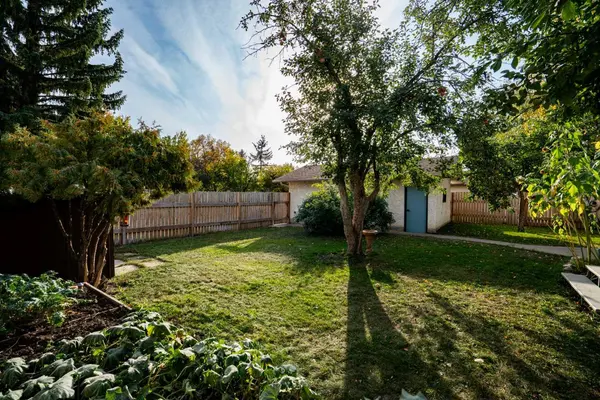 6209 42 AVE, Camrose, AB T4V 2W8