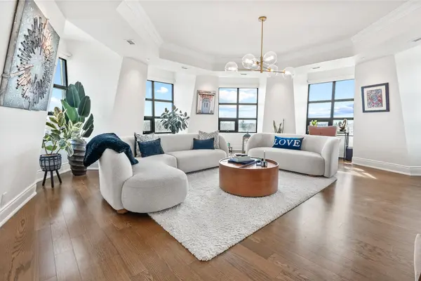 650 Mount Pleasant RD #708, Toronto C10, ON M4S 2N5