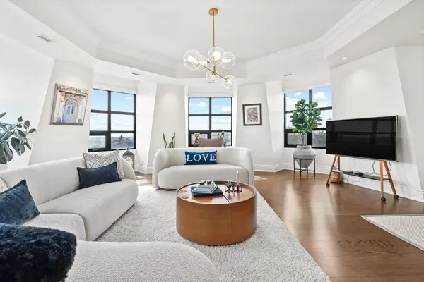 650 Mount Pleasant RD #708, Toronto C10, ON M4S 2N5