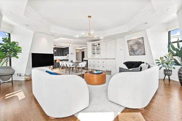 650 Mount Pleasant RD #708, Toronto C10, ON M4S 2N5