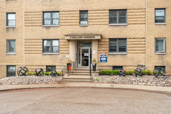 8 Mallory GDNS #23, Toronto C02, ON M4V 2A6