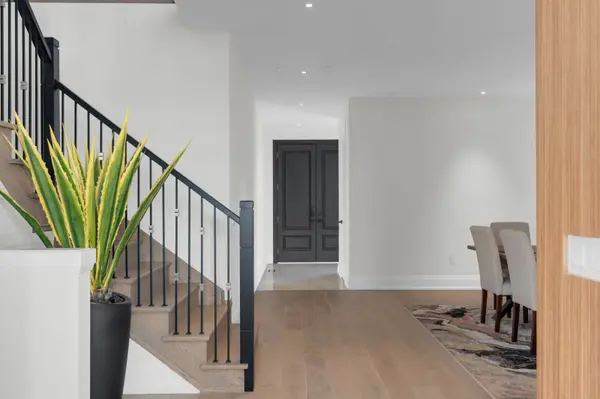 61 Strathgreen LN, Georgina, ON L4P 0J3