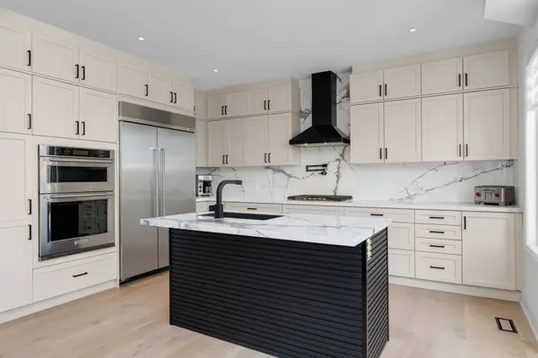 61 Strathgreen LN, Georgina, ON L4P 0J3