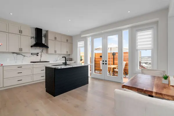 61 Strathgreen LN, Georgina, ON L4P 0J3