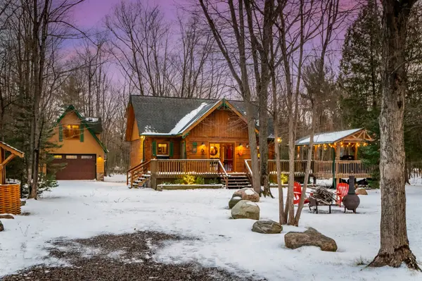 23 Crown CT, Tiny, ON L9M 0J1