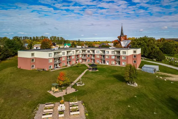 333 LAFONTAINE RD W #310, Tiny, ON L9M 0H1