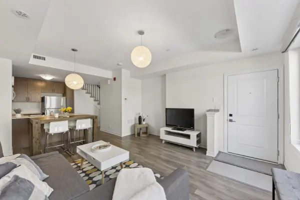 85 Eastwood Park GDNS #5, Toronto W06, ON M8W 0B9