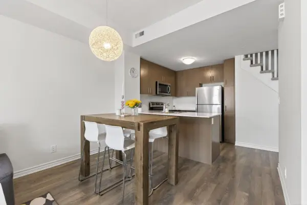 85 Eastwood Park GDNS #5, Toronto W06, ON M8W 0B9