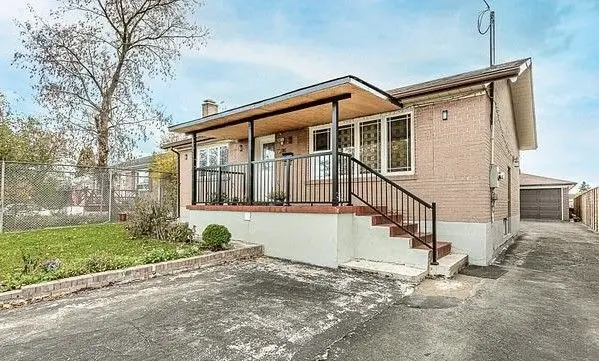 7208 Hermitage RD, Mississauga, ON L4T 2S4