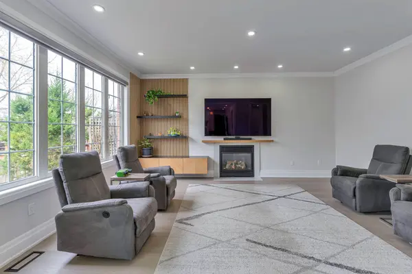 2299 Glazebrook CIR, Oakville, ON L6M 5B5