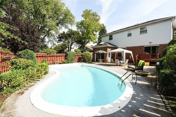 21 Mitre PL, Toronto W09, ON M9R 3C5