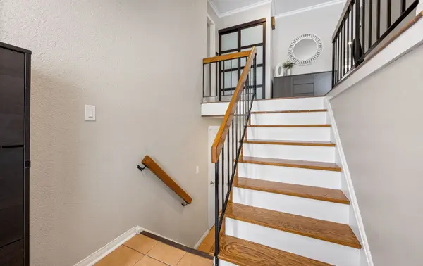 6943 Estoril RD, Mississauga, ON L5N 1N3