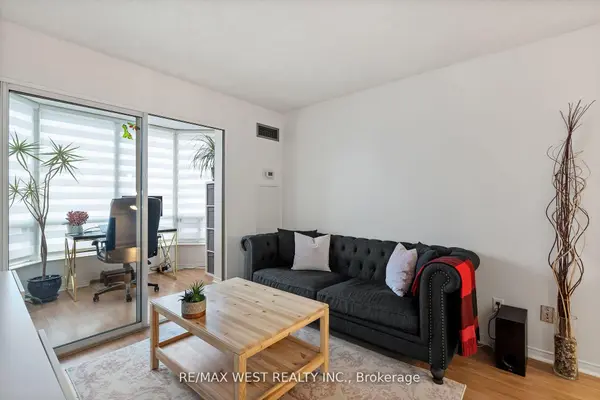 155 Hillcrest AVE #316, Mississauga, ON L5B 3Z2