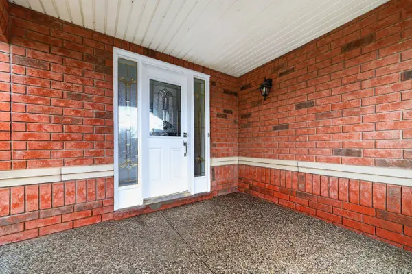 12 Linderwood DR, Brampton, ON L7A 1R7