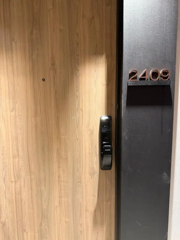 1 Fairview RD #2409, Mississauga, ON L5A 0B4