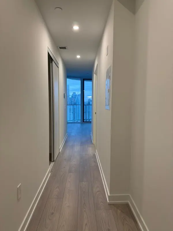 1 Fairview RD #2409, Mississauga, ON L5A 0B4