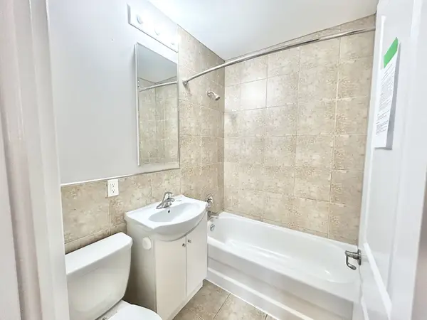 11 Thirty Third ST #208, Toronto W06, ON M8W 3G7