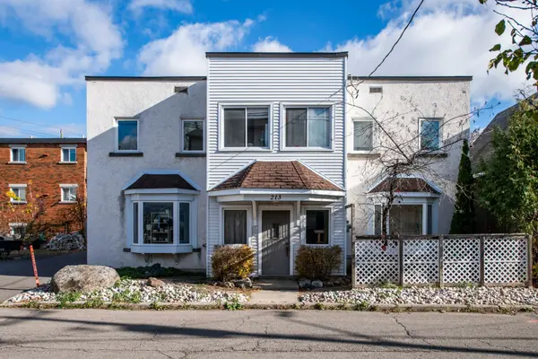 213 Desrosiers ST, Vanier And Kingsview Park, ON K1L 7T2