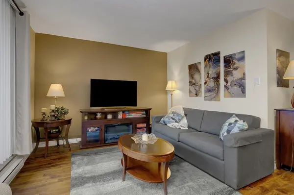 2000 Jasmine CRES #210, Beacon Hill North - South And Area, ON K1J 8K4