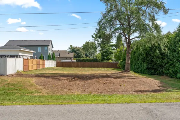 9 Doris AVE, Blossom Park - Airport And Area, ON K1T 3W8