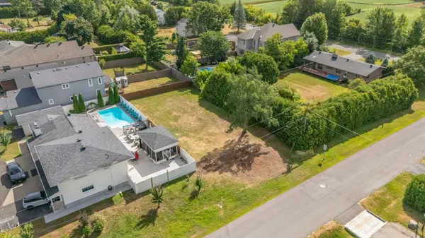 9 Doris AVE, Blossom Park - Airport And Area, ON K1T 3W8