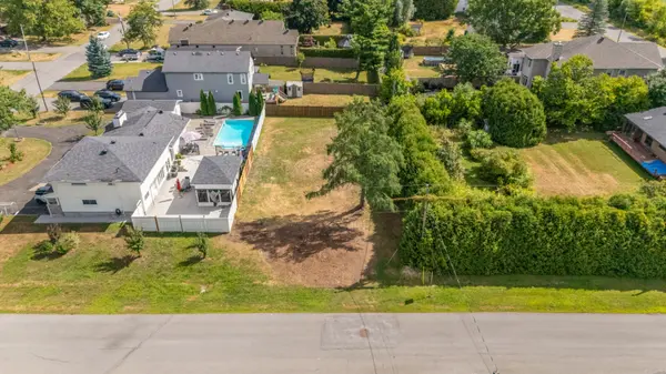 9 Doris AVE, Blossom Park - Airport And Area, ON K1T 3W8