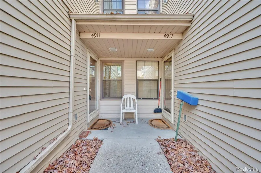 4911 Oak Hill DR, Waterford Charter Township, MI 48329