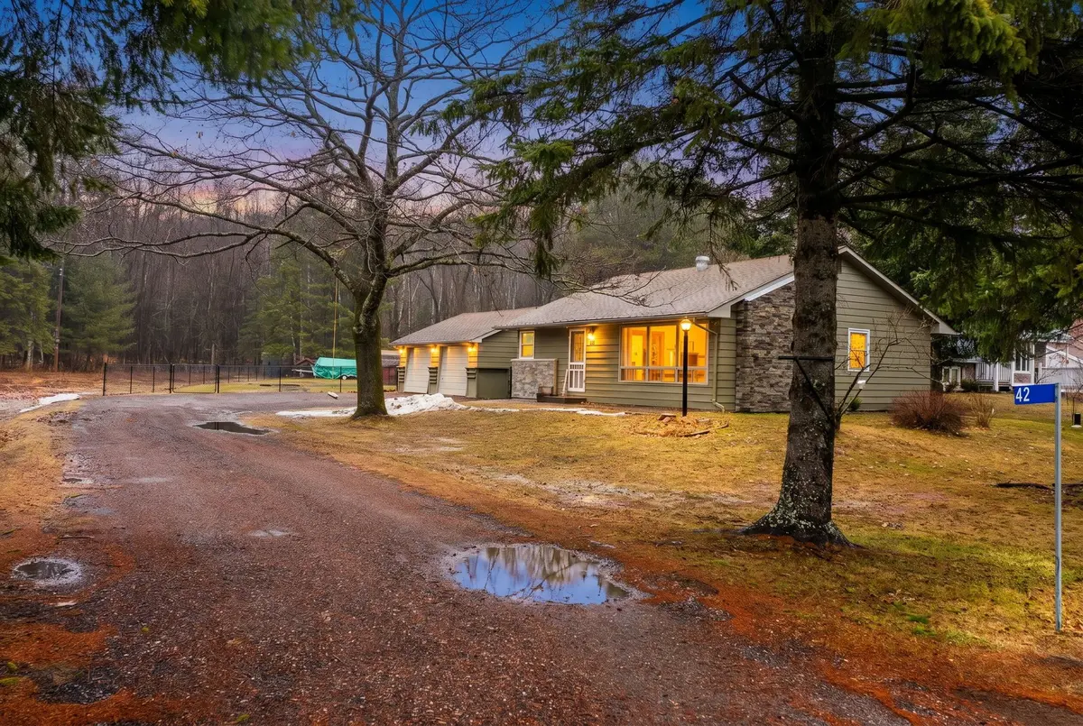 42 Riverside DR, Huntsville, ON P1H 1R6