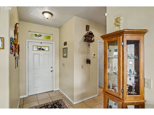 860 N 2ND ST, Silverton, OR 97381