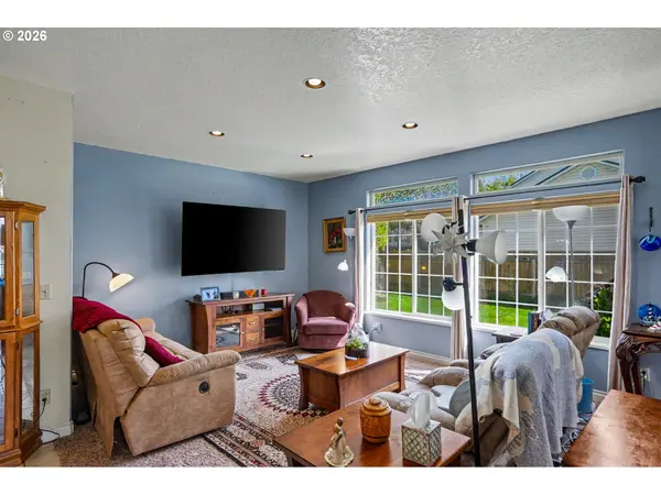 860 N 2ND ST, Silverton, OR 97381