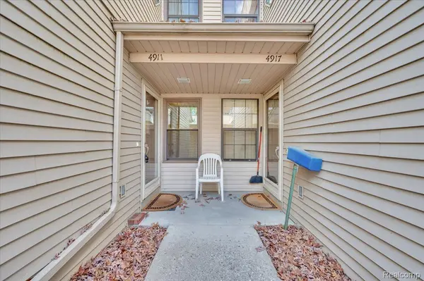 4911 Oak Hill DR, Waterford Charter Township, MI 48329