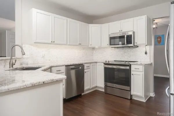 8925 El Dorado DR, White Lake Charter Township, MI 48386