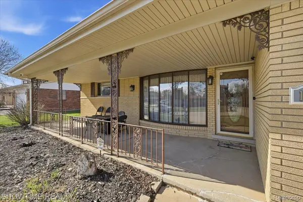 16515 Cederama DR, Clinton Charter Township, MI 48038