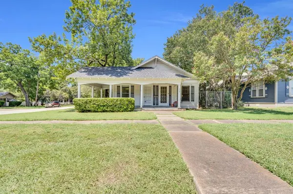 110 W Lampasas Street, Ennis, TX 75119