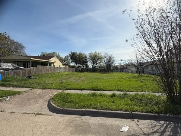 218 Manor Street, Grand Prairie, TX 75050