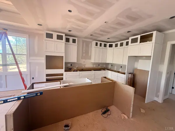 8 Wingfield DR, Goode, VA 24556